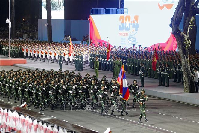 Lực lượng Quân đội Vũ trang Lào tham gia lễ sơ duyệt kỷ niệm 50 năm Ngày Giải phóng miền Nam thống nhất đất nước. Ảnh: Thanh Vũ-TTXVN