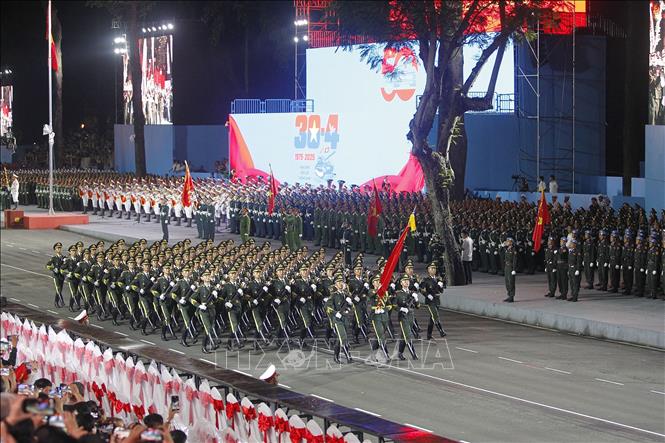 Lực lượng Quân đội Trung Quốc tham gia lễ sơ duyệt kỷ niệm 50 năm Ngày Giải phóng miền Nam thống nhất đất nước. Ảnh: Thanh Vũ-TTXVN