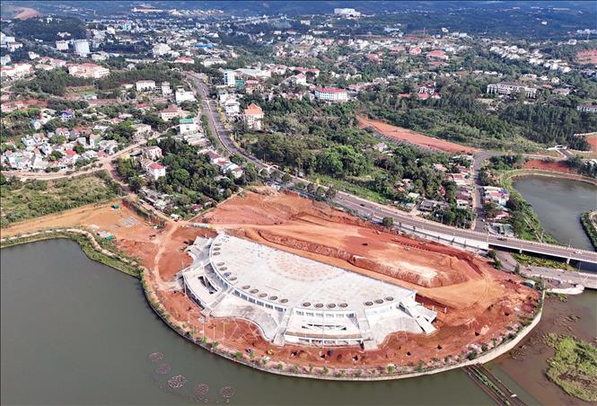 Ngoài vấn đề đất san lấp, việc thi công dự án quảng trường trung tâm thành phố Gia Nghĩa hiện còn vướng gần 6ha chưa hoàn thành giải phóng mặt bằng. Ảnh: Hưng Thịnh – TTXVN