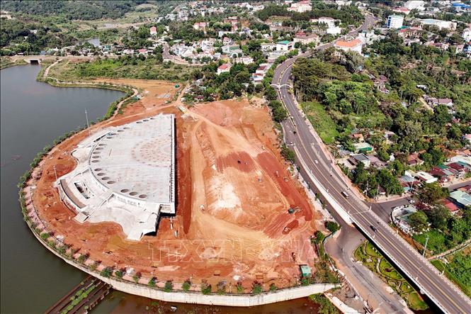 Dự án quảng trường trung tâm thành phố Gia Nghĩa là một trong các dự án trọng điểm của tỉnh Đắk Nông phải tạm ngưng thi công do thiếu đất san lấp. Ảnh: Hưng Thịnh – TTXVN