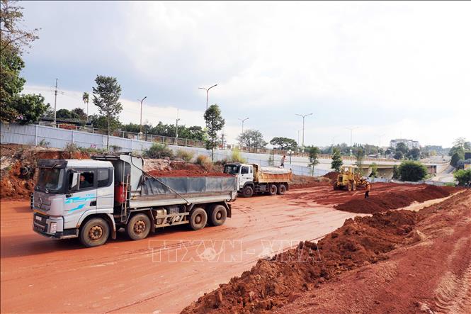 Nhà thầu đang đẩy nhanh tiến độ san lấp đất trong bối cảnh chỉ còn khoảng 2 tháng nữa là bắt đầu mùa mưa, việc khai thác, san lấp đất sẽ rất khó khăn. Ảnh: Hưng Thịnh – TTXVN