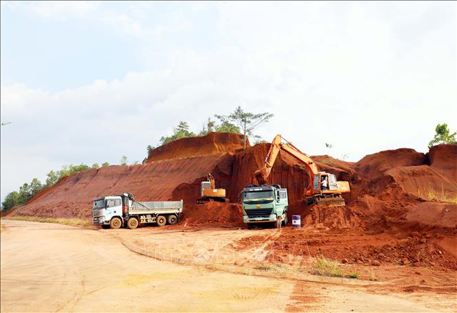 Khai thác đất san lấp tại mỏ đất Đắk Nút B, phường Nghĩa Đức (thành phố Gia Nghĩa, Đắk Nông). Ảnh: Hưng Thịnh – TTXVN