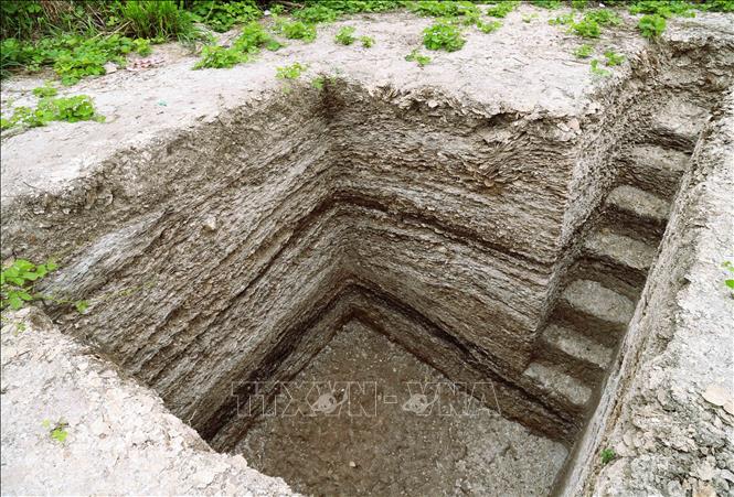 Hố khai quật thứ 1 tại Di chỉ khảo cổ Quỳnh Văn có độ sâu khoảng 3m, nổi bật với những lớp sò điệp, vỏ nhuyễn thể có niên đại hàng ngàn năm xếp chồng lớp lên nhau. Ảnh: Xuân Tiến - TTXVN 