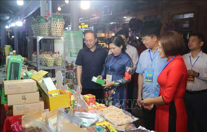 Lãnh đạo tỉnh Bắc Kạn tham quan gian hàng OCOP của địa phương. Ảnh: Vũ Hoàng Giang – TTXVN