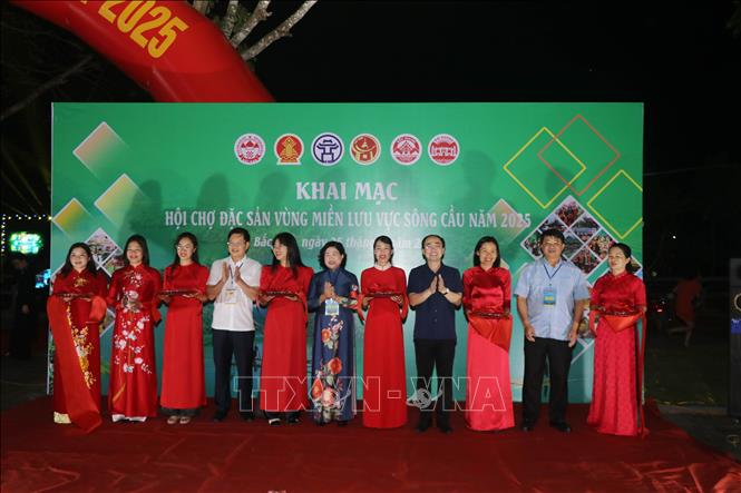 Các đồng chí lãnh đạo tỉnh Bắc Kạn cắt băng Khai mạc Hội chợ đặc sản vùng miền lưu vực Sông Cầu năm 2025. Ảnh: Vũ Hoàng Giang – TTXVN