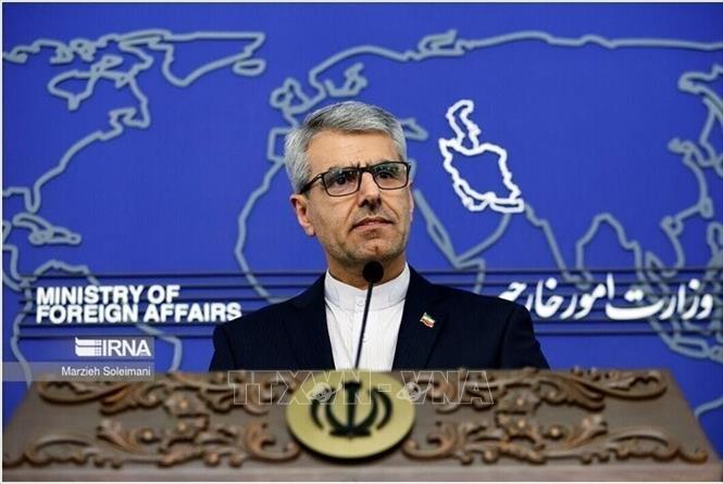 Người phát ngôn Bộ Ngoại giao Iran Esmaeil Baqaei phát biểu họp báo tại Tehran. Ảnh: IRNA/TTXVN
