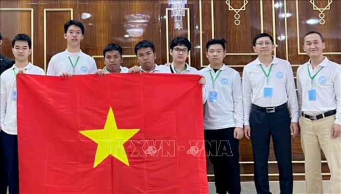 Đoàn Việt Nam tham dự Kỳ thi Olympic Giao lưu Toán học Turkmenistan lần thứ 2 (Từ trái qua phải): Lại Gia Khải, Nguyễn Phúc Nguyên, Nguyễn Trí Hậu, Nguyễn Trí Hiền, Trần Quang Nhật, Vũ Việt Hà, thầy Vũ Thế Khôi, thầy Nguyễn Chu Gia Vượng. Ảnh: TTXVN phát