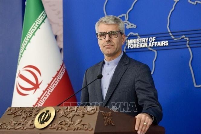 Người phát ngôn Bộ Ngoại giao Iran Esmaeil Baqaei phát biểu họp báo tại Tehran. Ảnh: IRNA/TTXVN