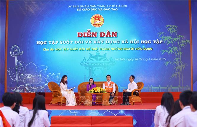 Các nhân vật truyền cảm hứng giao lưu tại diễn đàn. Ảnh: Thanh Tùng - TTXVN 