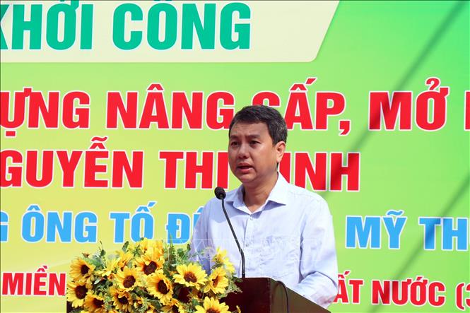 Phó Chủ tịch UBND thành phố Thủ Đức Nguyễn Bạch Hoàng Phụng phát biểu tại lễ khởi công. Ảnh: Tiến Lực - TTXVN