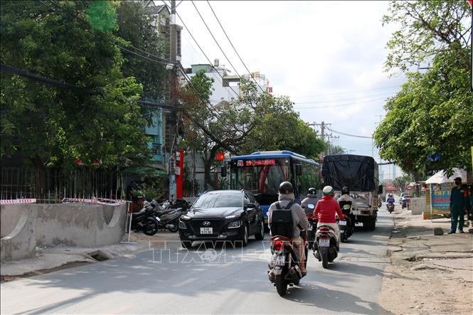 Đường Nguyễn Thị Định hiện nay khá nhỏ hẹp, các phương tiện gặp nhiều khó khăn khi lưu thông. Ảnh: Tiến Lực - TTXVN