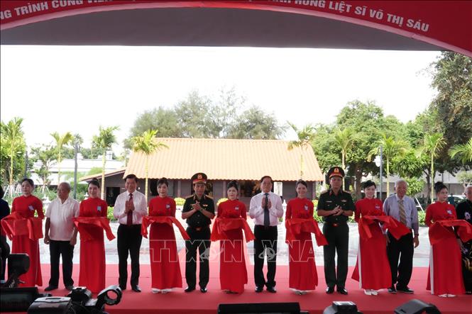 Đại tướng Phan Văn Giang (thứ 6, trái sang) dự lễ cắt băng khánh thành công trình. Ảnh: Đoàn Mạnh Dương-TTXVN