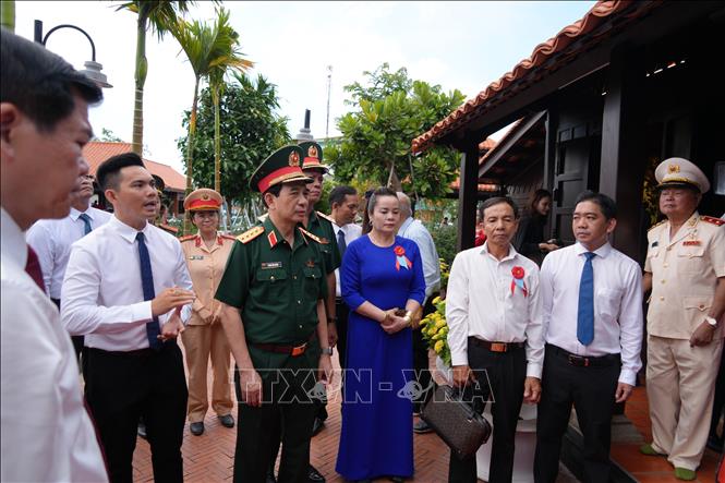 Đại tướng Phan Văn Giang thăm khu Nhà lưu niệm Anh hùng liệt sĩ Võ Thị Sáu. Ảnh: Đoàn Mạnh Dương-TTXVN