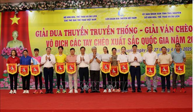 Ban tổ chức trao cờ cho các đoàn tham gia thi đấu. Ảnh: Trần Trang-TTXVN