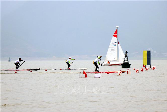 Thi đấu ván chèo đứng. Ảnh: Trần Trang-TTXVN