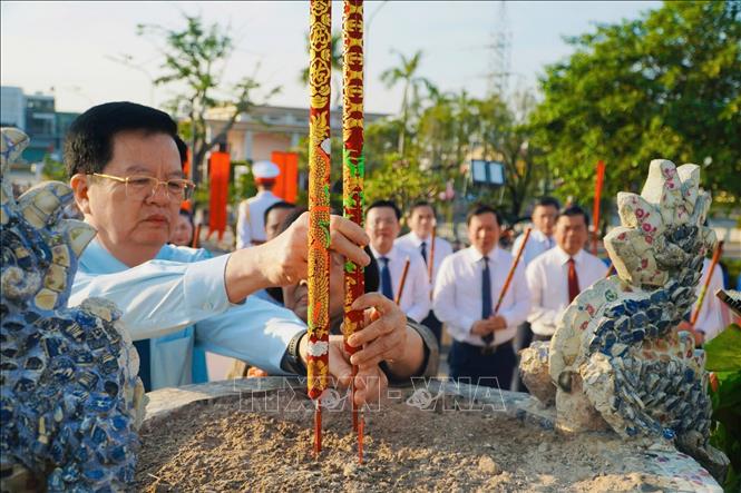 Phó Thủ tướng Chính phủ Mai Văn Chính dâng hương tại Nghĩa trang Liệt sĩ tỉnh Long An nhân dịp lễ kỷ niệm. Ảnh: Bùi Giang - TTXVN
