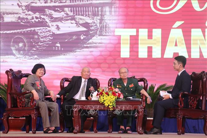 Các nhân chứng lịch sử, lão thành cách mạng tham dự tọa đàm, trao đổi về thời khắc oanh liệt trong đấu tranh giải phóng dân tộc. Ảnh: Bùi Giang - TTXVN
