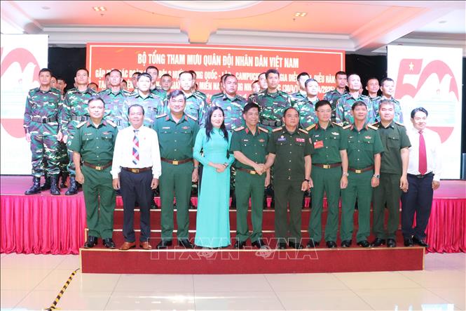 Thượng tướng Nguyễn Văn Nghĩa, Phó Tổng Tham mưu trưởng QĐND Việt Nam, chụp ảnh lưu niệm cùng đoàn QĐND Lào. Ảnh: Văn Hướng - TTXVN