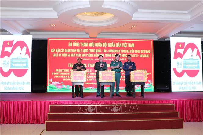 Đại diện Bộ tư lệnh Quân Khu 7 tặng quà các đoàn quân đội Trung Quốc, Lào và Campuchia. Ảnh: Văn Hướng - TTXVN