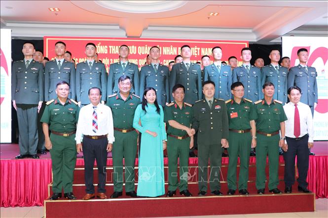 Thượng tướng Nguyễn Văn Nghĩa, Phó Tổng Tham mưu trưởng QĐND Việt Nam, chụp ảnh lưu niệm cùng đoàn Quân Giải phóng Nhân dân Trung Quốc. Ảnh: Văn Hướng - TTXVN