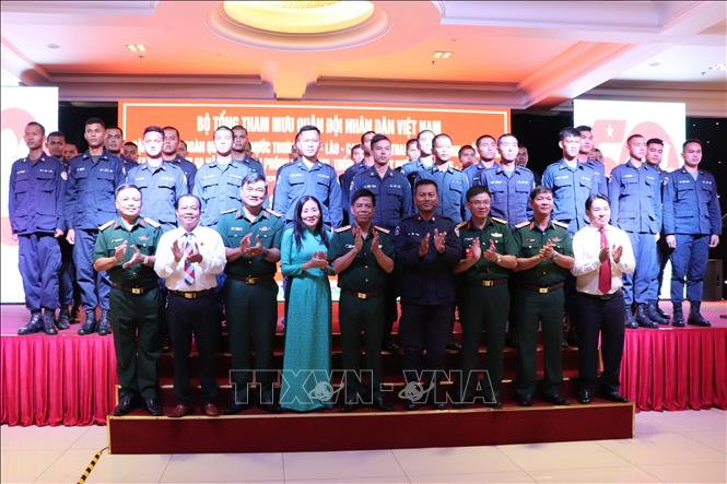 Thượng tướng Nguyễn Văn Nghĩa, Phó Tổng Tham mưu trưởng QĐND Việt Nam, chụp ảnh lưu niệm cùng đoàn Quân đội Hoàng gia Campuchia. Ảnh: Văn Hướng - TTXVN