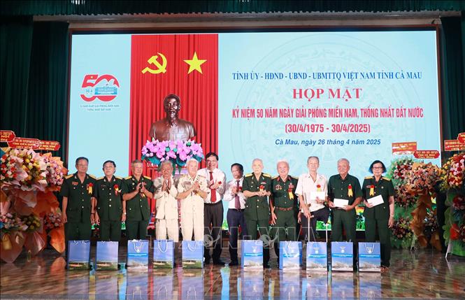 Tặng quà tri ân cho các nhân chứng lịch sử. Ảnh: Huỳnh Anh - TTXVN