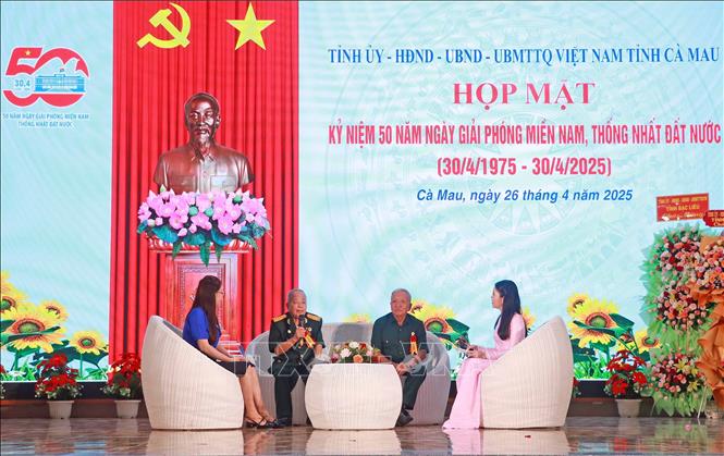 Các nhân chứng lịch sử ôn lại những kí ức về thời kỳ giải phóng Cà Mau, góp phần vào chiến thắng mùa xuân 1975, thống nhất đất nước. Ảnh: Huỳnh Anh - TTXVN