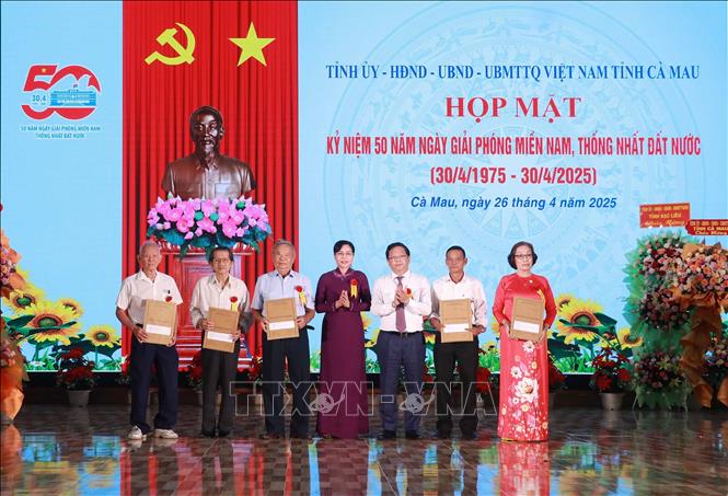 Phó Bí thư thường trực Tỉnh uỷ Nguyễn Đức Hiển và Phó Chủ tịch điều hành HĐND tỉnh Cà Mau Lê Thị Nhung trao hồ sơ, kỷ vật của các cán bộ đi B. Ảnh: Huỳnh Anh - TTXVN