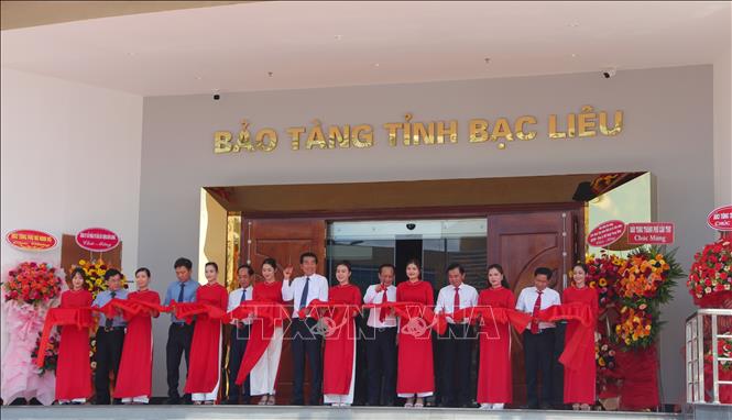 Các đại biểu cắt băng khánh thành dự án trưng bày nội thất Bảo tàng tổng hợp. Ảnh: Chanh Đa-TTXVN