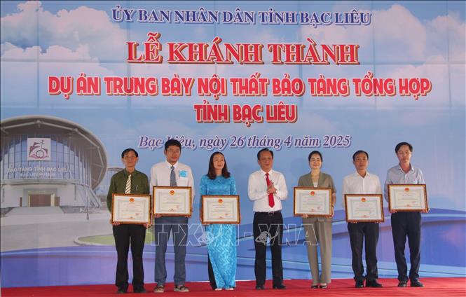 Tặng Bằng khen cho các tập thể, cá nhân có thành tích tiêu biểu trong trong thực hiện dự án.
Ảnh: Chanh Đa-TTXVN