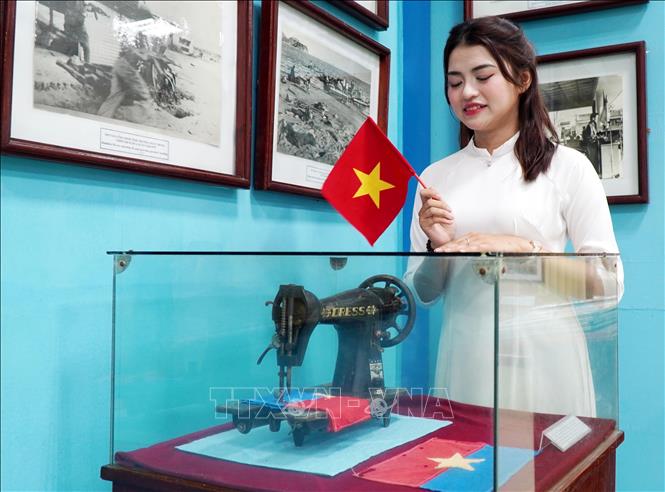 Gian trưng bày tài liệu, hiện vật quý giá thu hút đông đảo học sinh, sinh viên đến tham quan, tìm hiểu. Ảnh: Lê Ngọc Phước - TTXVN
