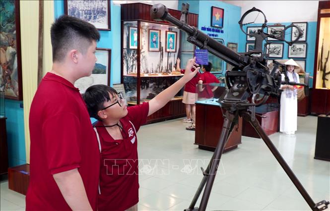 Gian trưng bày tài liệu, hiện vật quý giá thu hút đông đảo học sinh, sinh viên đến tham quan, tìm hiểu. Ảnh: Lê Ngọc Phước - TTXVN