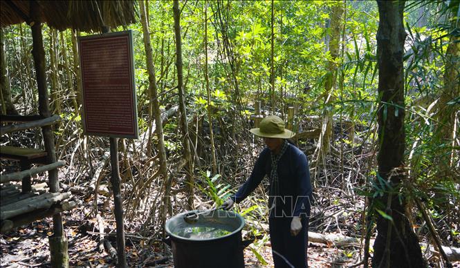 Mô phỏng hệ thống chứa nước ngọt của Đặc công Rừng Sác. Ảnh: Hữu Duyên - TTXVN
