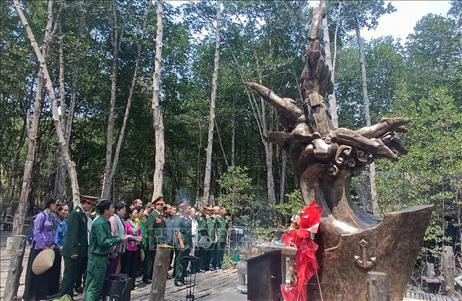 Nhiều đoàn cựu chiến binh trên khắp cả nước đến thăm viếng và tưởng nhớ các Anh hùng liệt sĩ hy sinh tại chiến khu Rừng Sác. Ảnh: Hữu Duyên - TTXVN