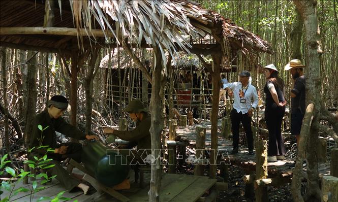 Du khách nước ngoài cảm phục trước tinh thần vượt khó của các chiến sĩ Đặc công Rừng Sác năm xưa. Ảnh: Hữu Duyên - TTXVN