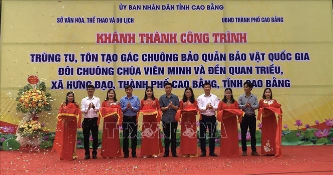 Cắt băng khánh thành công trình trùng tu, tôn tạo Gác chuông bảo quản Bảo vật quốc gia Đôi chuông chùa Đà Quận. Ảnh: TTXVN phát