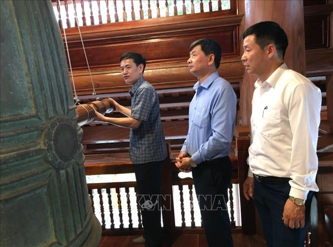 Lãnh đạo chức năng tỉnh Cao Bằng kiểm tra bảo vật quốc gia Đôi chuông chùa Đà Quận. Ảnh: TTXVN phát