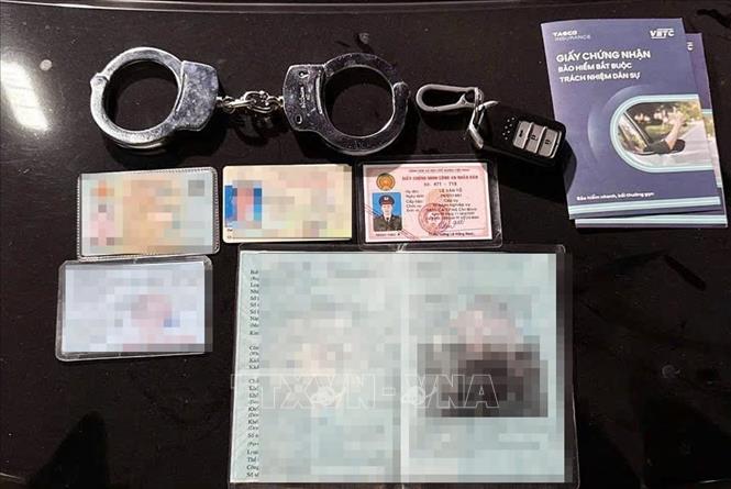 Giấy tờ giả đối tượng L.V.T sử dụng. Ảnh: TTXVN phát