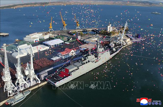 Lễ hạ thủy tàu khu trục đa năng mới của Triều Tiên tại căn cứ đóng tàu quân sự Nampho ngày 25/4/2025. Ảnh: Yonhap/TTXVN