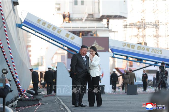 Nhà lãnh đạo Triều Tiên Kim Jong Un (trái) dự lễ hạ thủy tàu khu trục đa năng mới tại căn cứ đóng tàu quân sự Nampho, Triều Tiên, ngày 25/4/2025. Ảnh: Yonhap/TTXVN