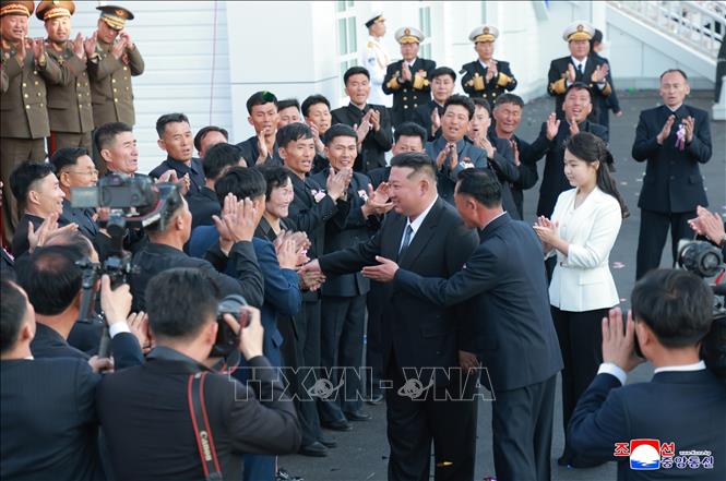 Nhà lãnh đạo Triều Tiên Kim Jong Un dự lễ hạ thủy tàu khu trục đa năng mới tại căn cứ đóng tàu quân sự Nampho, Triều Tiên, ngày 25/4/2025. Ảnh: Yonhap/TTXVN