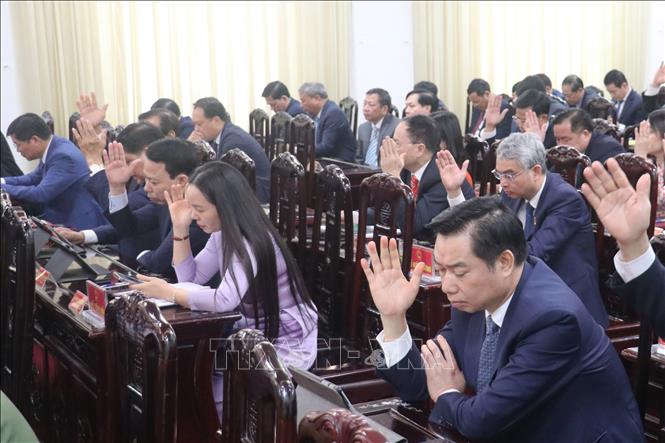 Các đại biểu biểu quyết thông qua Nghị quyết tại Kỳ họp. Ảnh: Vũ Quang - TTXVN