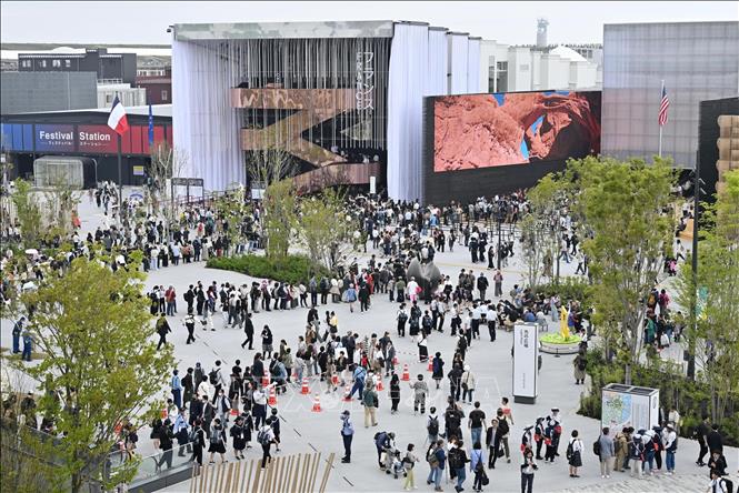 Khách tham quan Triển lãm Thế giới World Exposition tại Osaka, Nhật Bản ngày 13/4/2025. Ảnh: Kyodo/TTXVN