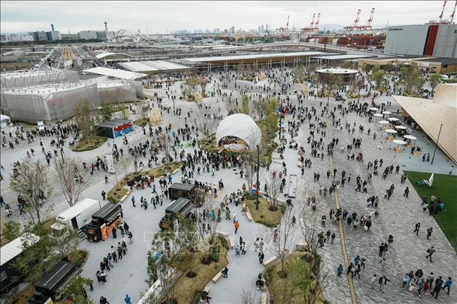 Khách tham quan Triển lãm Thế giới World Exposition tại Osaka, Nhật Bản ngày 13/4/2025. Ảnh: Kyodo/TTXVN