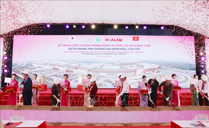 Delegates attend the project's groundbreaking ceremony. VNA Photo: Ngọc Thiện