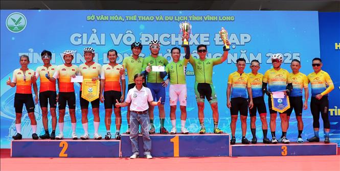 Trao giải nội dung đồng đội cho các đội đạt thành tích xuất sắc. Ảnh: Phạm Minh Tuấn - TTXVN