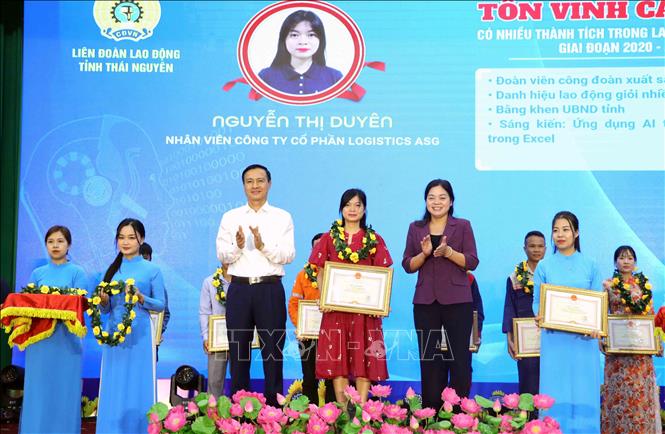 Lãnh đạo tỉnh Thái Nguyên trao Bằng khen cho các cá nhân, tập thể. Ảnh: Trần Trang-TTXVN