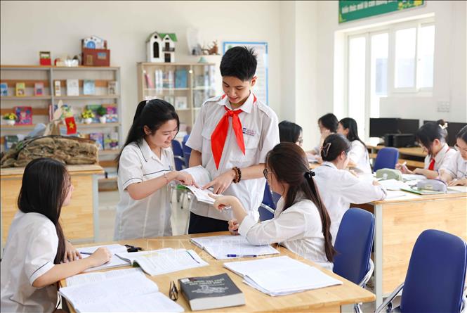 Học sinh lớp 9 trường THCS Ngô Sĩ Liên (quận Hoàn Kiếm) cùng nhau ôn tập trong thư viện của trường. Ảnh: Thanh Tùng - TTXVN