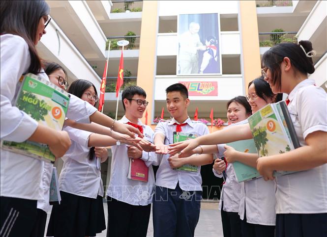 Học sinh lớp 9 trường THCS Ngô Sĩ Liên (Hoàn Kiếm) cùng thể hiện quyết tâm chinh phục kỳ thi vào lớp 10. Ảnh: Thanh Tùng - TTXVN