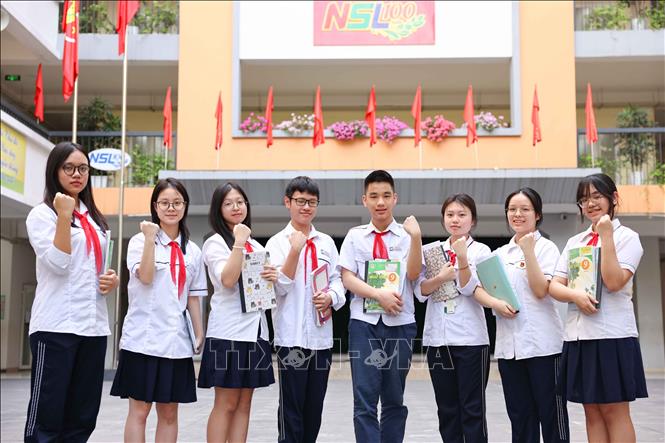 Học sinh lớp 9 trường THCS Ngô Sĩ Liên (Hoàn Kiếm) cùng thể hiện quyết tâm chinh phục kỳ thi. Ảnh: Thanh Tùng - TTXVN